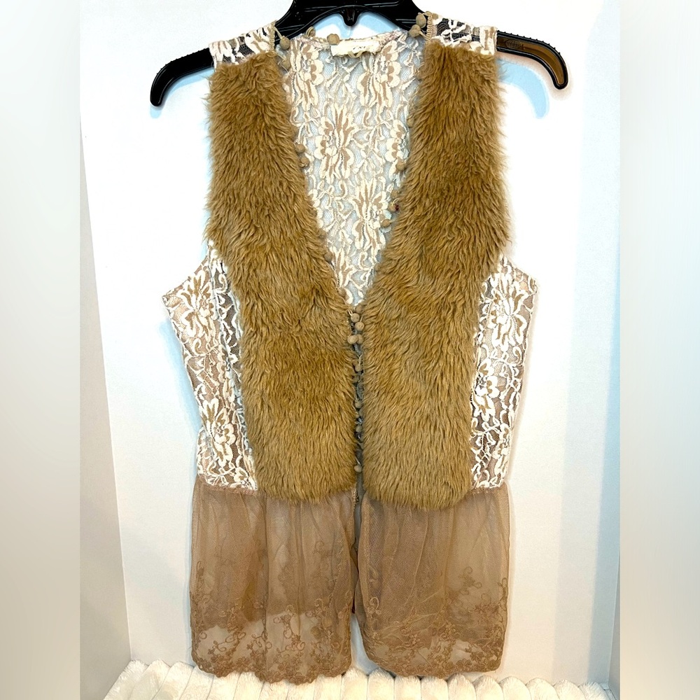Women’s western lace and faux fur vest